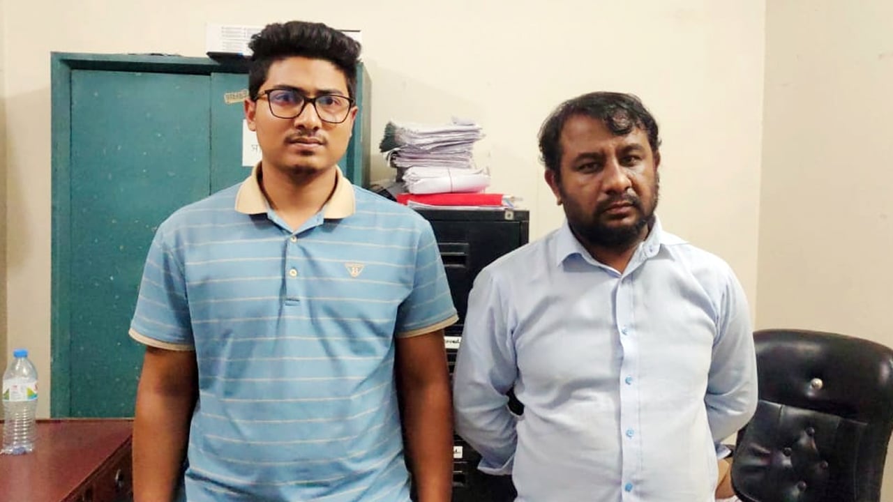 টাকার বিনিময়ে এনআইডির তথ্য পাচার, ২ কর্মচারী আটক