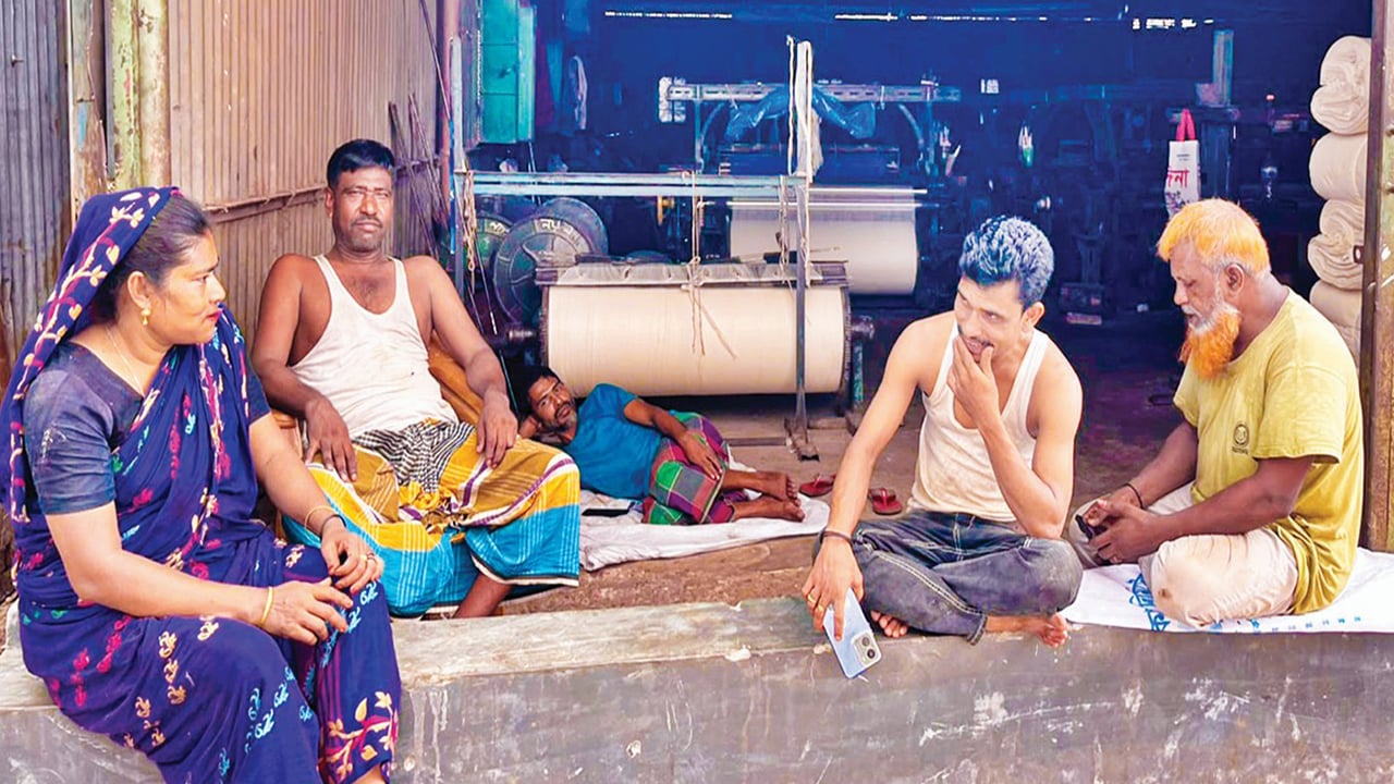 গ্যাস-বিদ্যুতের সংকটে অচল নরসিংদীর শিল্পকারখানা