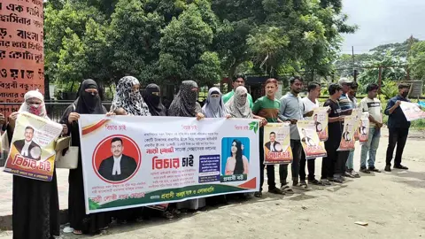 প্রবাসীর স্ত্রী-সন্তান ও অর্থ-স্বর্ণালংকার ফেরতের দাবিতে নরসিংদীতে মানববন্ধন