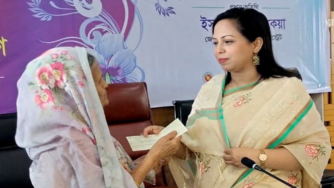 নরসিংদীতে ১২০ জন অসহায় মানুষের মাঝে জেলা প্রশাসকের চেক বিতরণ