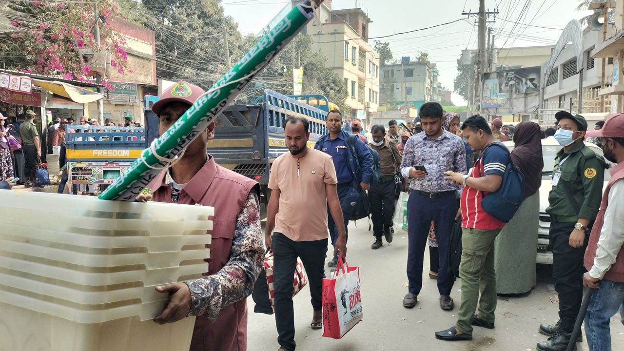 নরসিংদীর পাঁচটি আসনে ৬৬৩ কেন্দ্রে পাঠানো হচ্ছে নির্বাচনী সরঞ্জাম