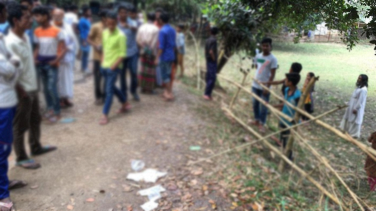 সড়কের পাশে শ্রমিকের লাশ, শরীরে আঘাতের চিহ্ন