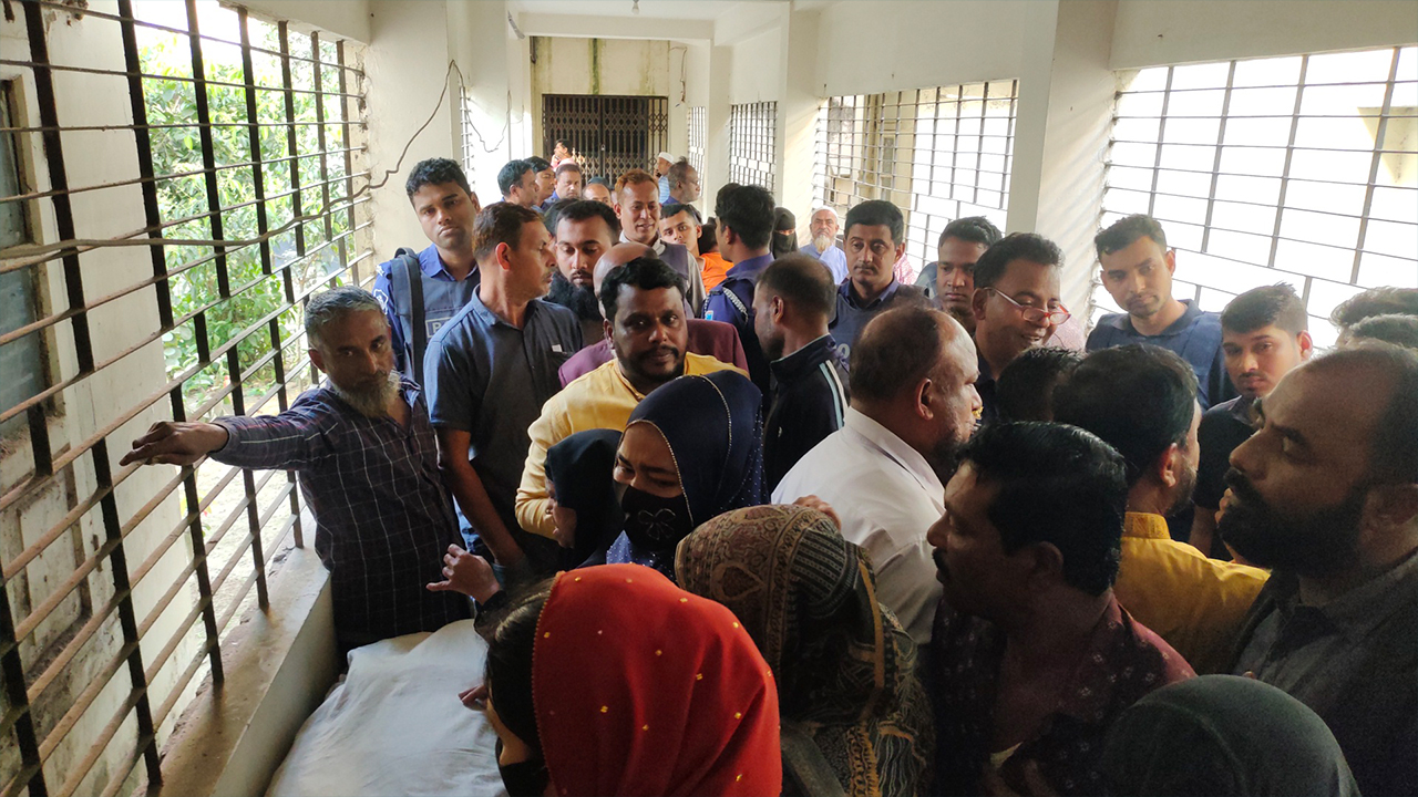 রায়পুরায় ইউপি চেয়ারম্যানের বাড়িতে হামলা, গুলিতে নিহত ১