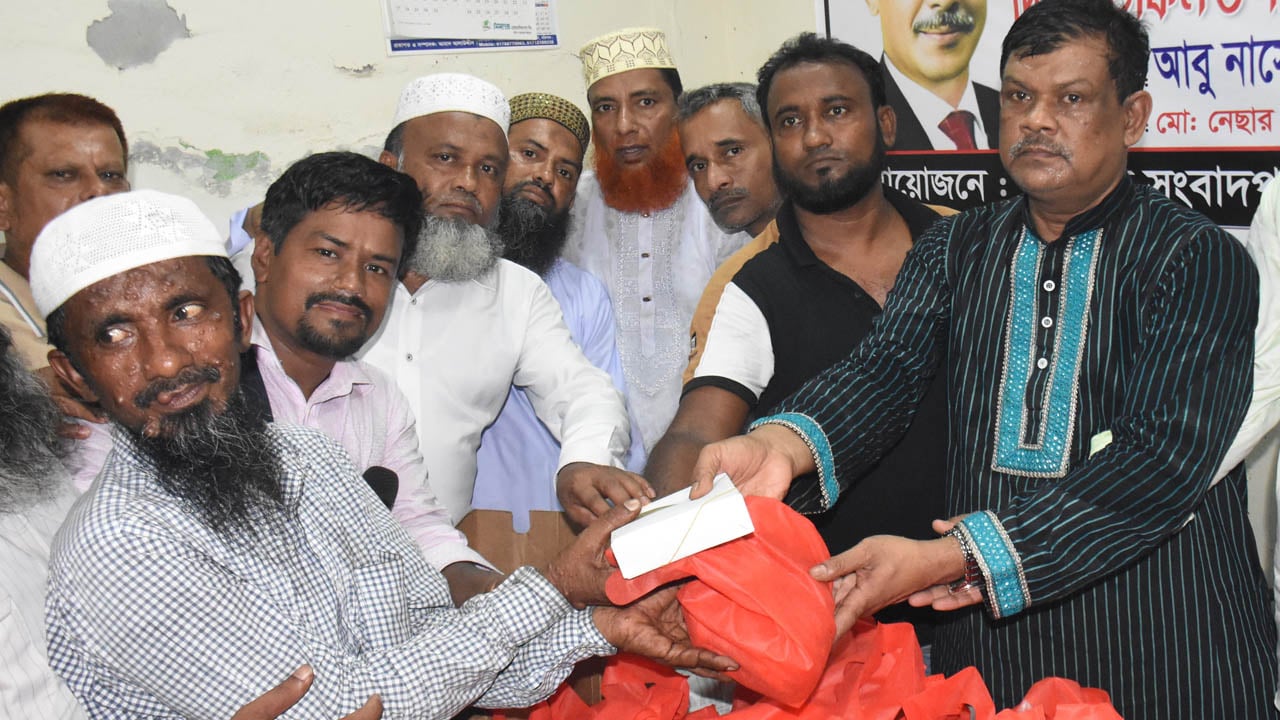 সংবাদপত্র হকার্স ইউনিয়নের সদস্যদের বিএনপি নেতার  ঈদ উপহার