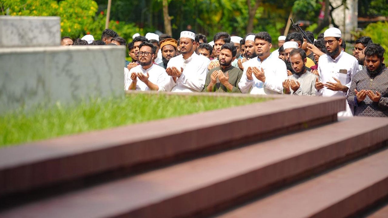 কাজী নজরুল-হাদির কবর জিয়ারত শেষে সীমান্তে হত্যার প্রতিবাদে বিক্ষোভ