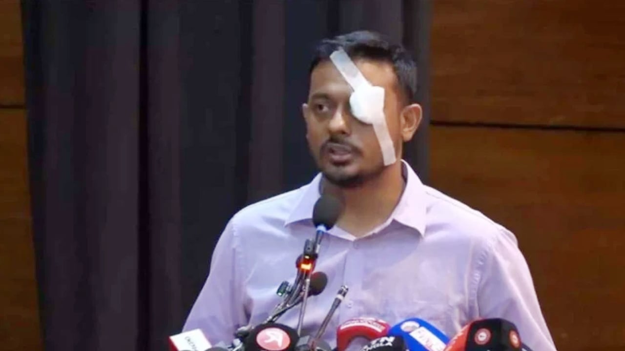 চোখে ব্যান্ডেজ নিয়ে বক্তব্য দিলেন নাসীরুদ্দীন পাটওয়ারী