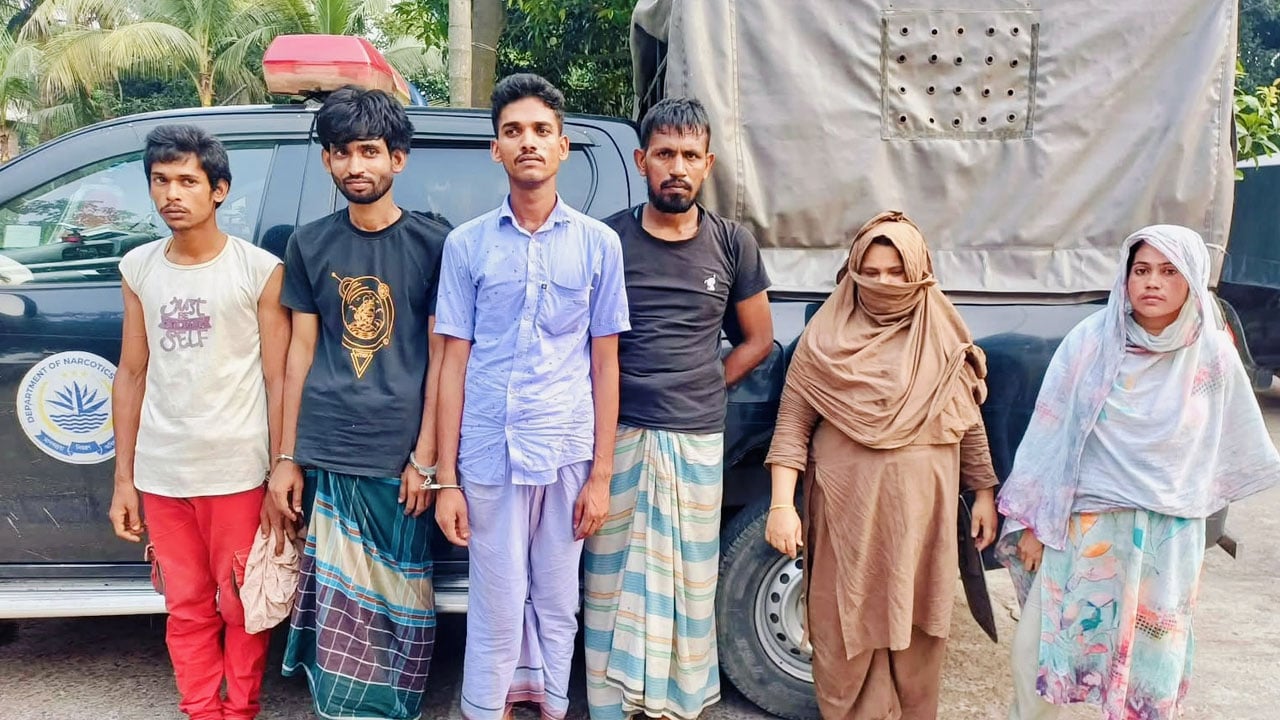 সিংড়ায় মাদকবিরোধী অভিযানে নারীসহ আটক ৬