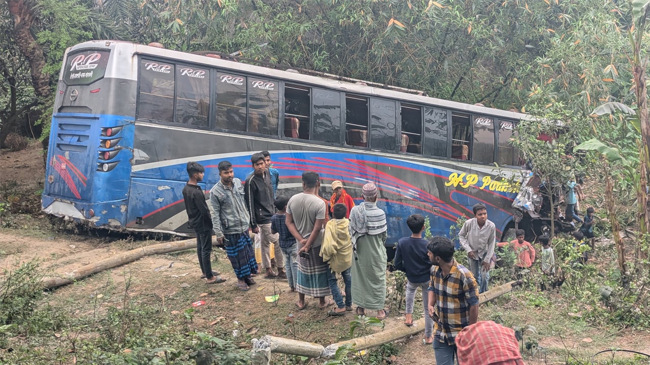 ট্রাকের ধাক্কায় খাদে বাস, প্রাণ গেল সেনা সদস্যের