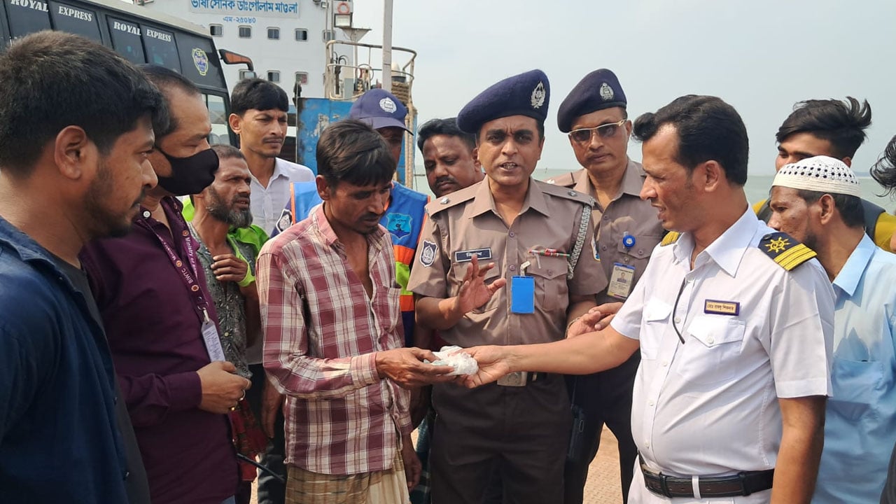আইসক্রিম বিক্রেতার হারানো টাকা উদ্ধার করে নৌ-পুলিশের দৃষ্টান্ত
