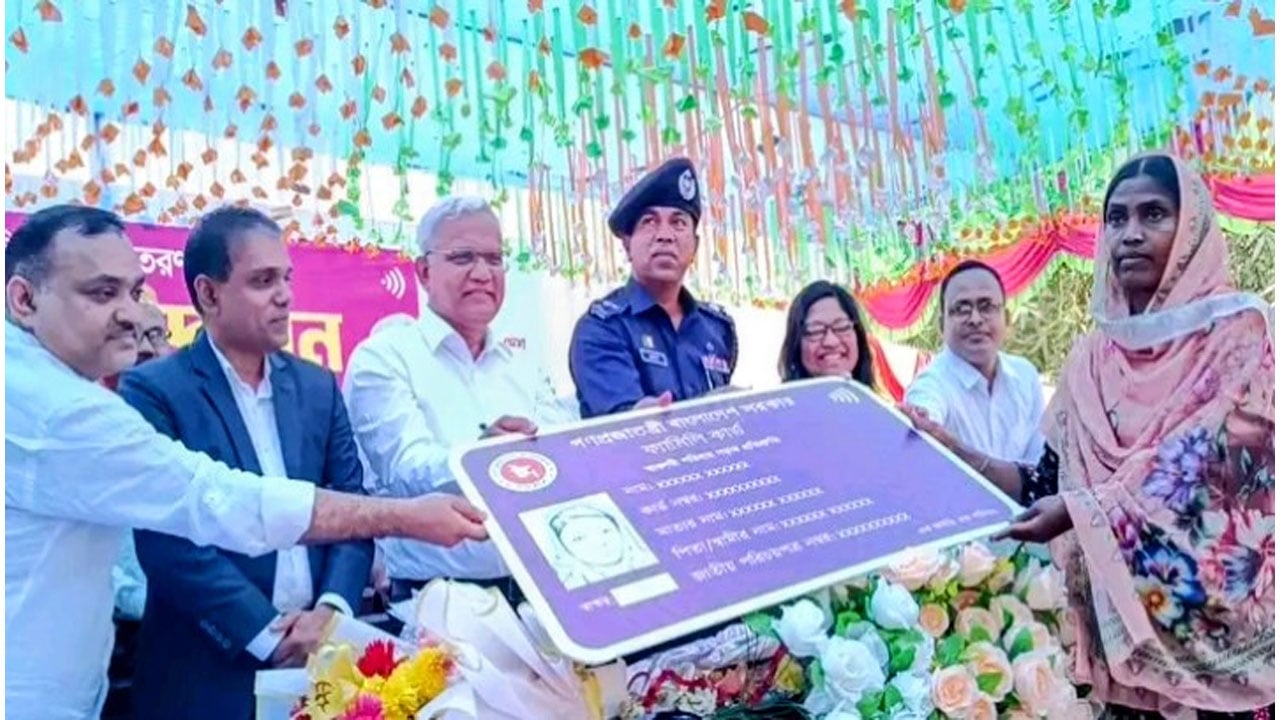 নবাবগঞ্জে ফ্যামিলি কার্ড বিতরণ কর্মসূচির উদ্বোধন