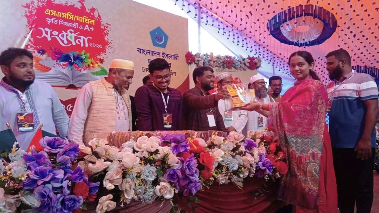 নবাবগঞ্জে এসএসসি-দাখিলের কৃতী শিক্ষার্থীদের সংবর্ধনা