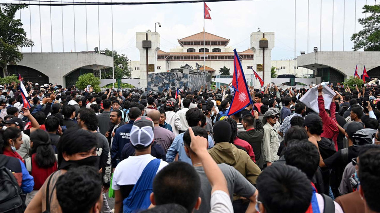 অবশেষে সামাজিকমাধ্যম থেকে নিষেধাজ্ঞা তুলে নিলো নেপাল