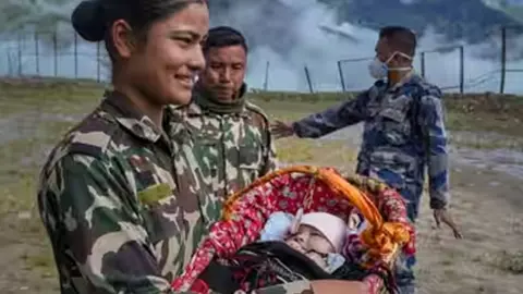 ধ্বংসের মাঝে আশার আলো, বন্যার সাত দিন পর জীবিত ৪৫ দিনের শিশু