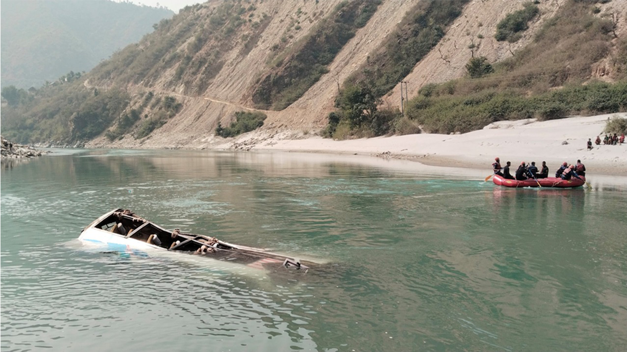 নেপালে যাত্রীবাহী বাস নদীতে পড়ে নিহত ১২