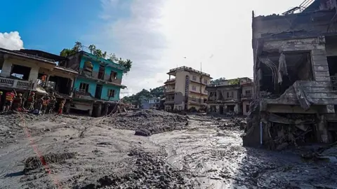 নেপালে বন্যার দুই সপ্তাহ পরও নিখোঁজদের উদ্ধারে অভিযান