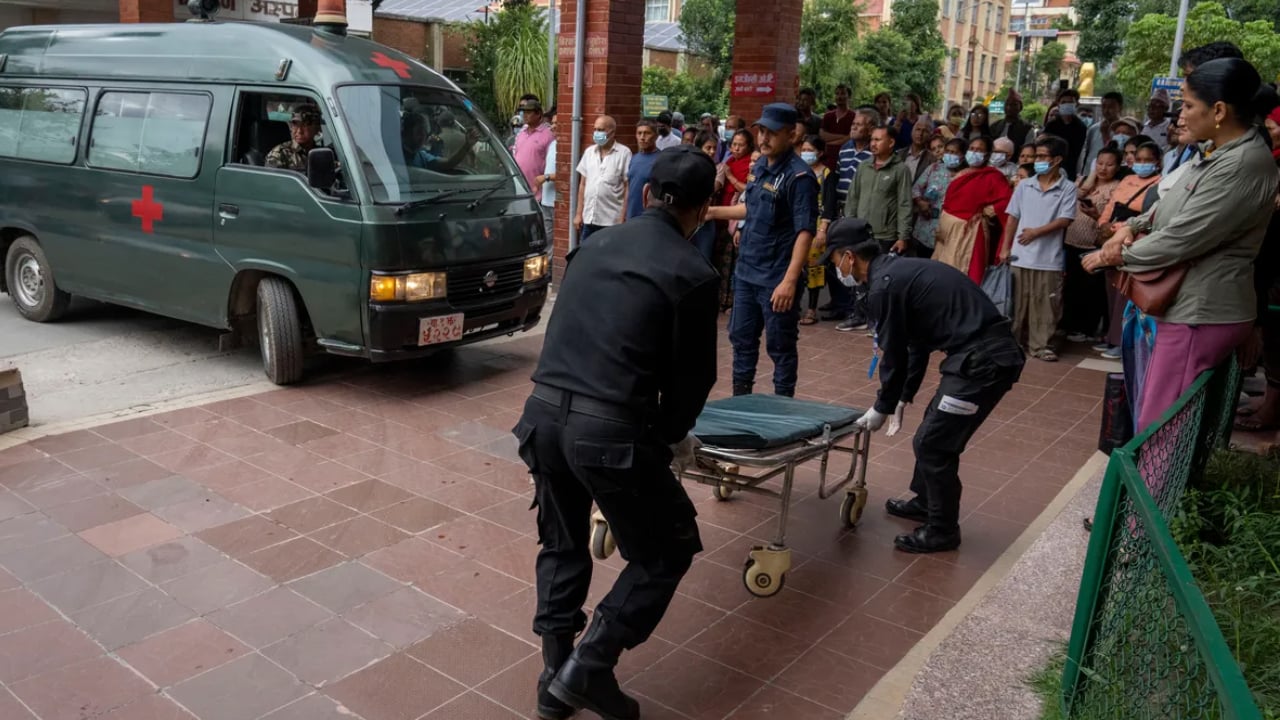 নেপালে বাস নদীতে পড়ে নিহত ১৭