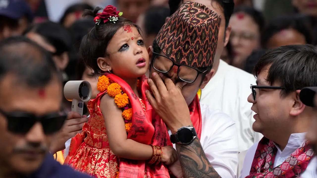 দুই বছরের কন্যাশিশুকে ‘জীবন্ত দেবী’ হিসেবে বেছে নিল হিন্দু-বৌদ্ধরা