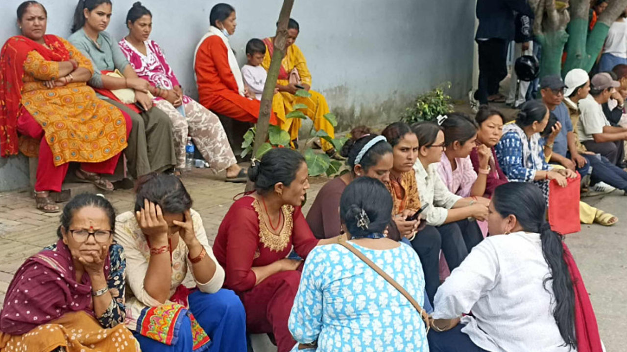 দাবি না মানলে লাশ নেবে না নেপালে বিক্ষোভে নিহতদের পরিবার