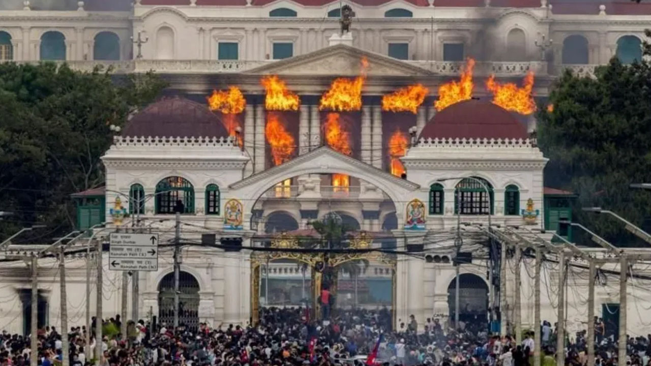 নেপালে সংসদ পুনর্বহালের দাবি প্রধান দলগুলোর