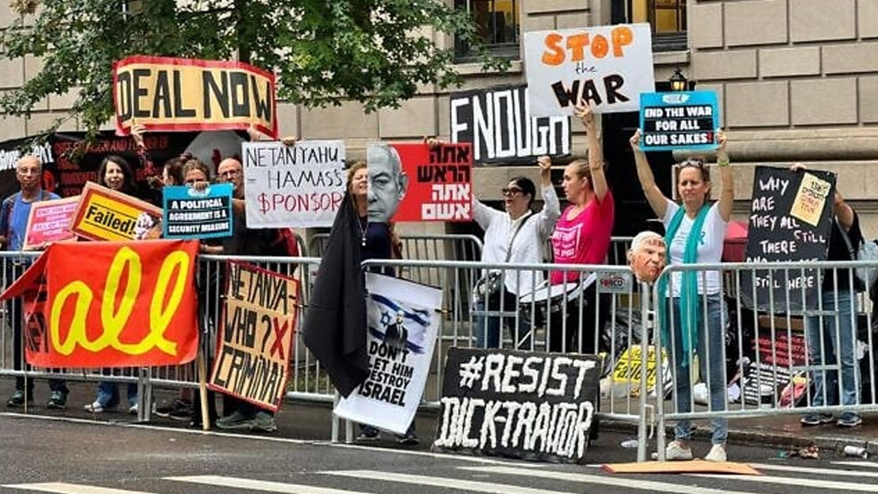নিউইয়র্কে নেতানিয়াহুর হোটেলের সামনে ইসরাইল বিরোধী বিক্ষোভ