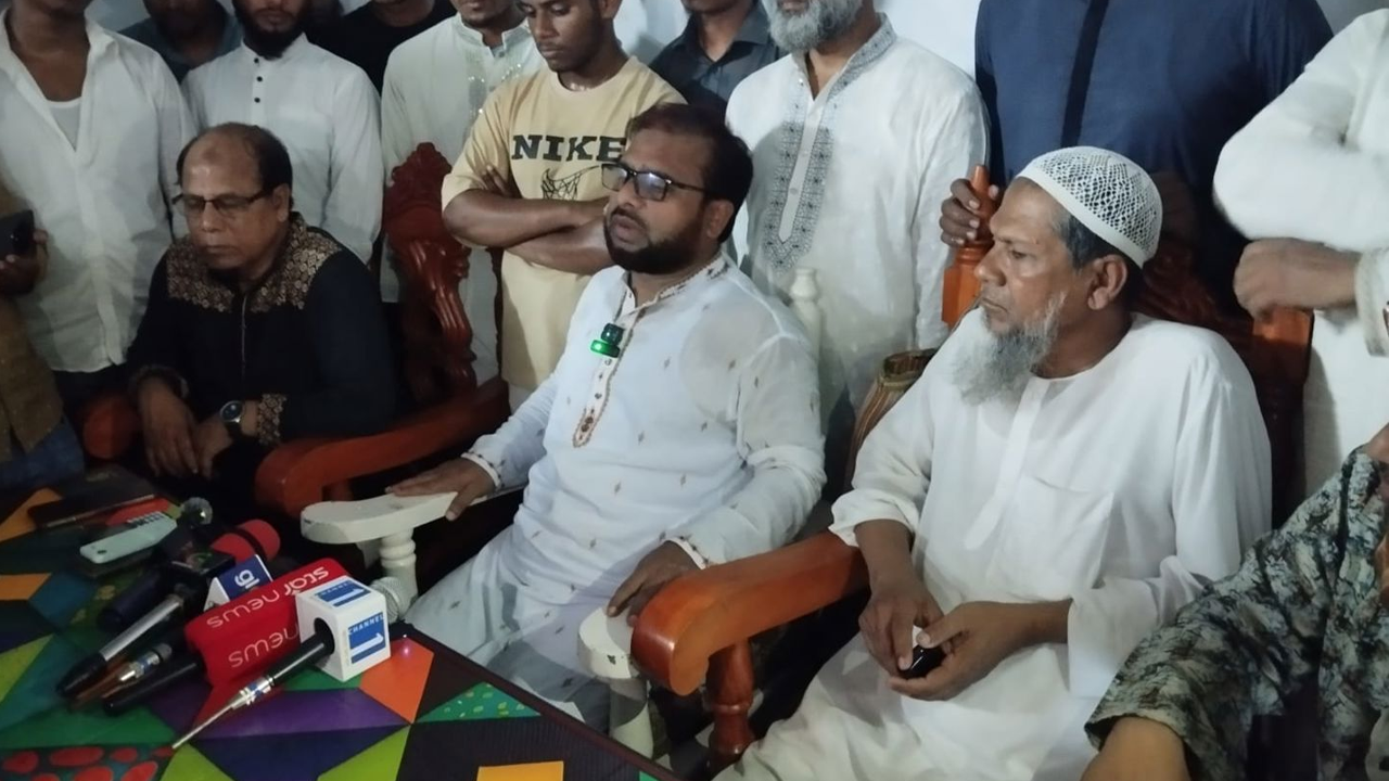 নেত্রকোণায় এমপির গাড়িতে হামলা ও ভাঙচুর, দেড় ঘণ্টা অবরুদ্ধ