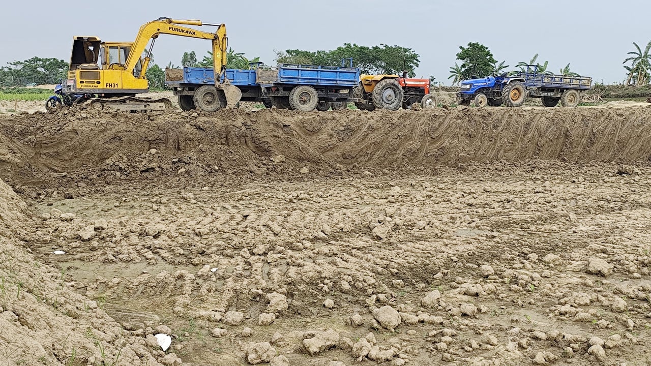 ফসলি জমির টপসয়েল কেটে অবাধে মাটি বিক্রি