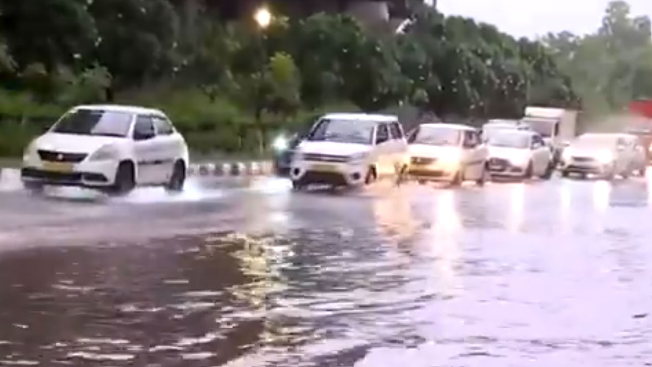 টানা বৃষ্টিতে ডুবে গেছে নয়াদিল্লি, ২০০ ফ্লাইট বাতিল