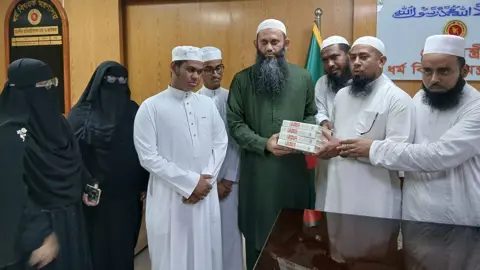 বিতর্কিত ‘নেক্সাস’ বই প্রত্যাহার ধর্ম প্রতিমন্ত্রীর, দায়ীদের শাস্তি দাবি ওলামা অ্যালায়েন্সের