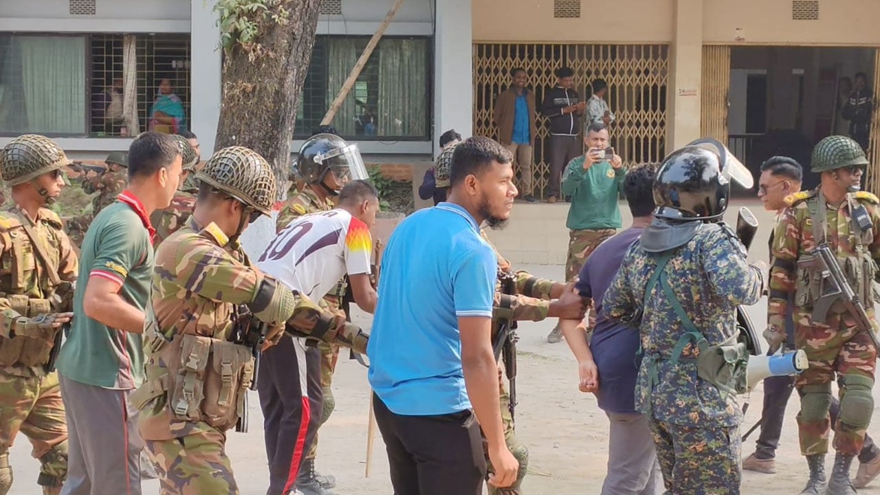 নীলফামারীতে নির্বাচনকে সামনে রেখে যৌথ বাহিনীর মহড়া