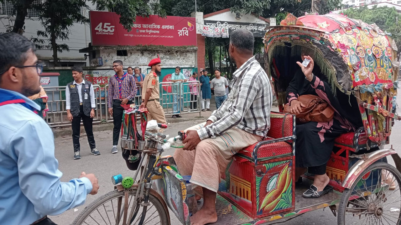 নীলক্ষেত দিয়ে ঢাকা বিশ্ববিদ্যালয়ে প্রবেশে কড়াকড়ি