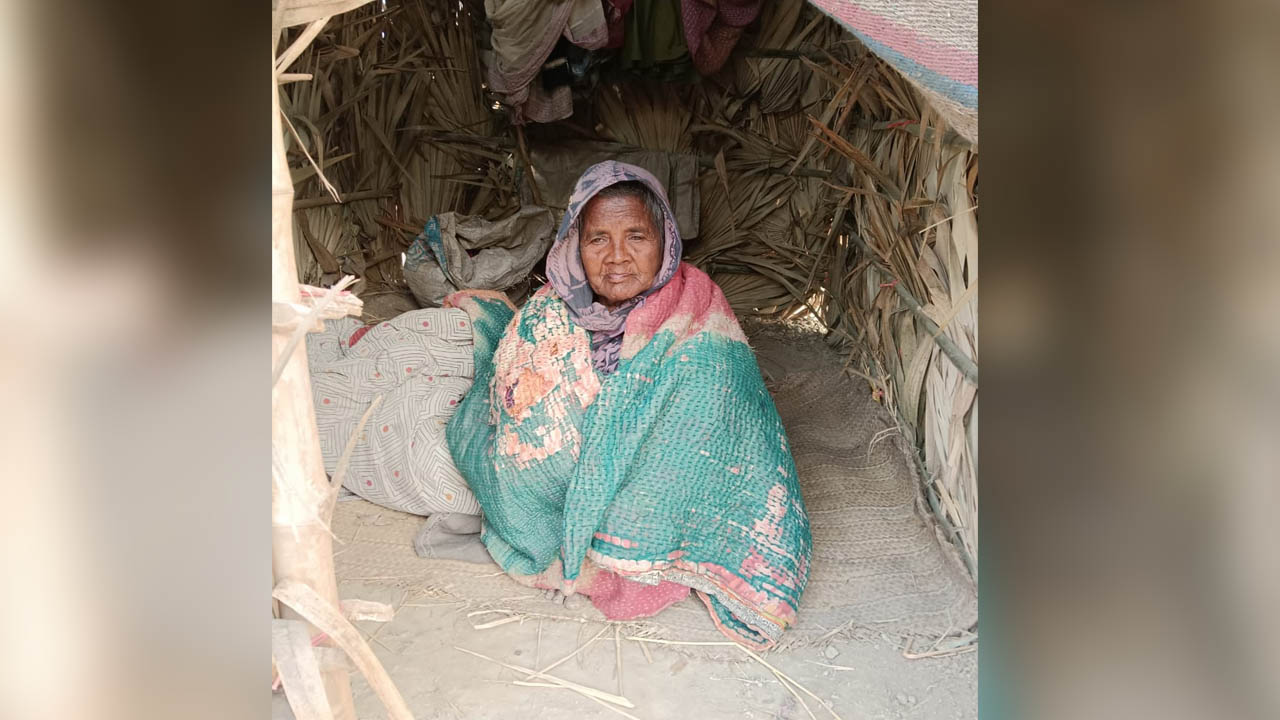 ৭০ বছরেও জোটেনি কোনো ভাতা, ঝুপড়ি ঘরেই বাস নীলমনির