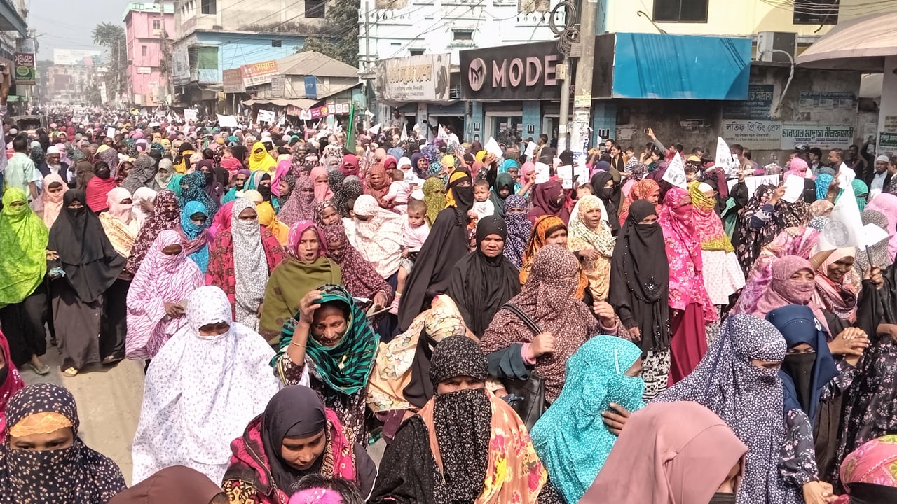 নীলফামারীতে জামায়াতের স্মরণকালের সর্ববৃহৎ মহিলা মিছিল