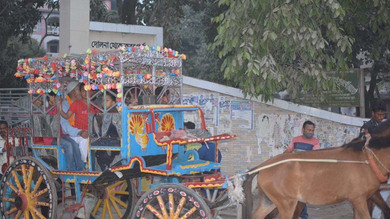 ঘোড়ার গাড়িতে করে প্রধান শিক্ষকের রাজসিক বিদায়