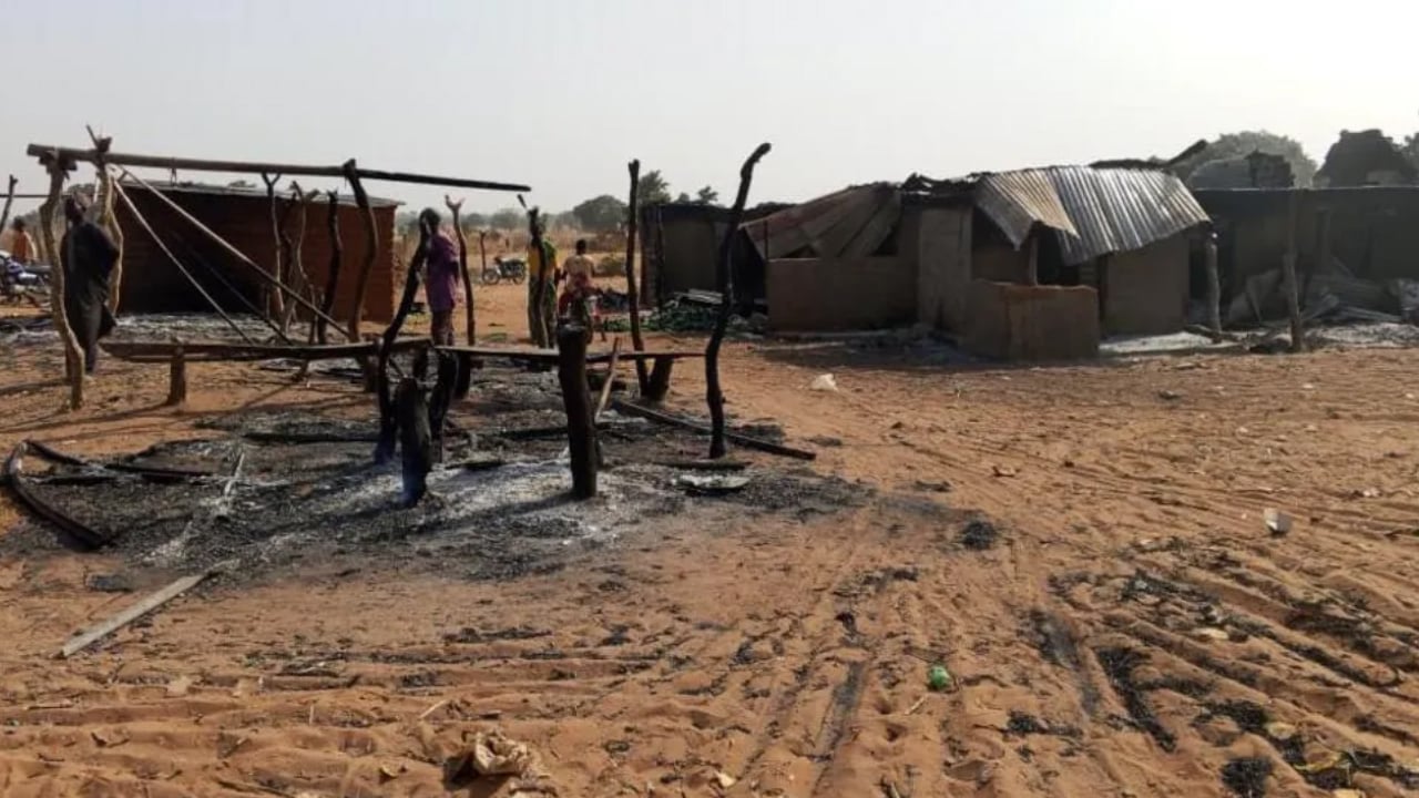 নাইজেরিয়ায় সন্ত্রাসী হামরায় নিহত ৩০