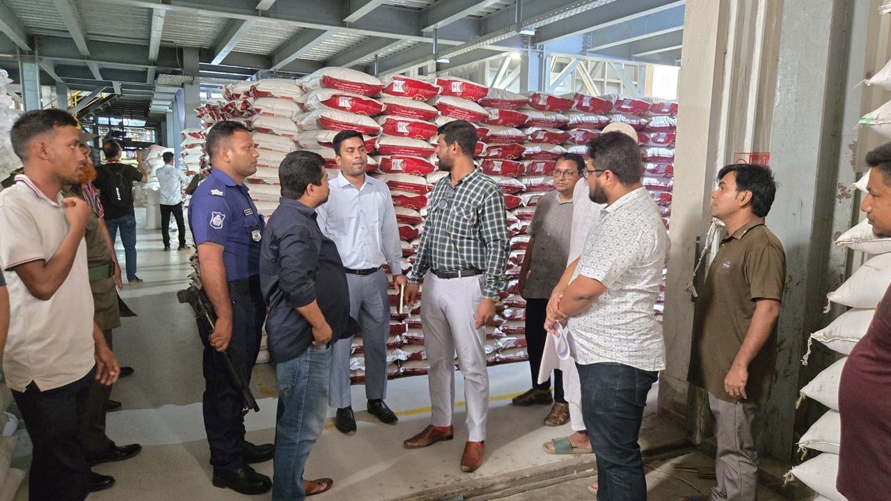 সুগন্ধি চাল মজুতের অভিযোগে দুই রাইস মিলকে জরিমানা
