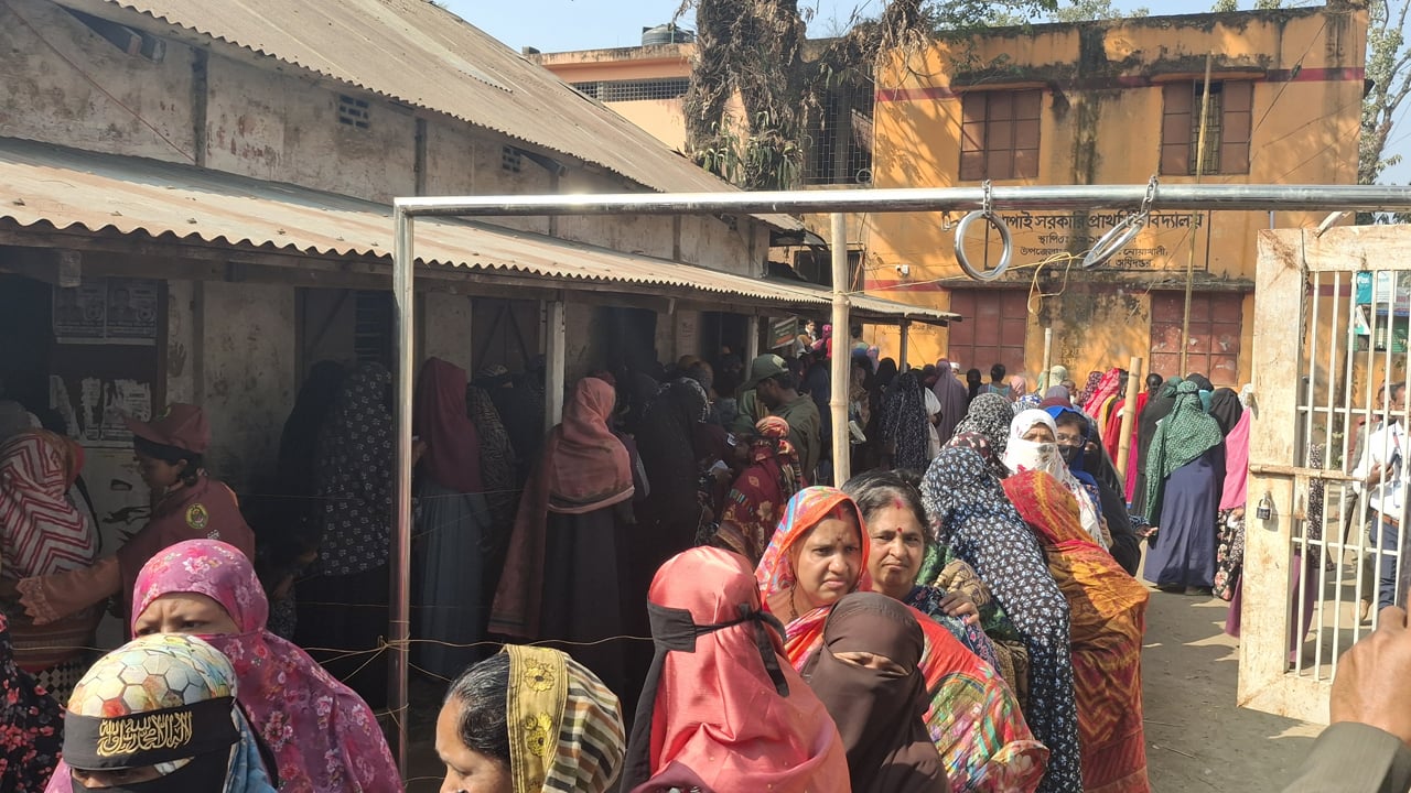 নোয়াখালীতে নারী ভোটারদের উপচে পড়া ভিড়