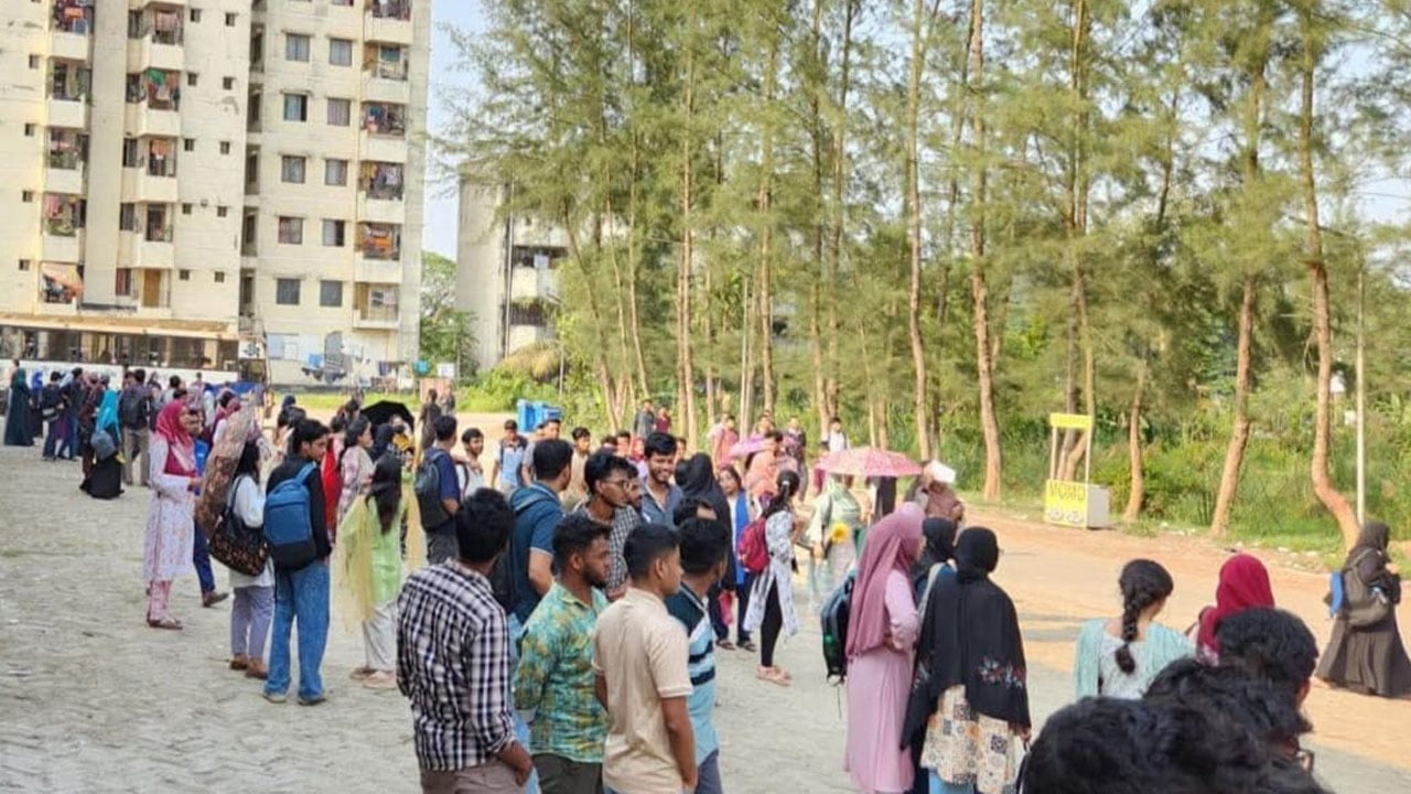 জ্বালানি সংকটে বিঘ্নিত নোবিপ্রবির পরিবহন সেবা, ভোগান্তিতে শিক্ষার্থীরা