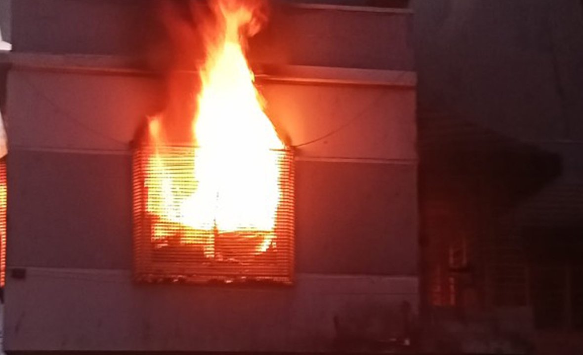 নওগাঁয় সাধন চন্দ্র মজুমদারের বাড়িতে আগুন