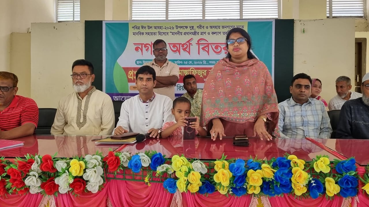 সাপাহারে ৩০০ পরিবারে প্রধানমন্ত্রীর ঈদ উপহার বিতরণ