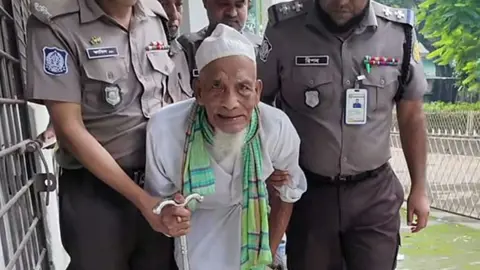 ১০৪ বছর বয়সে ১০ বছরের সাজা নিয়ে কারাগারে নুর মোহাম্মদ