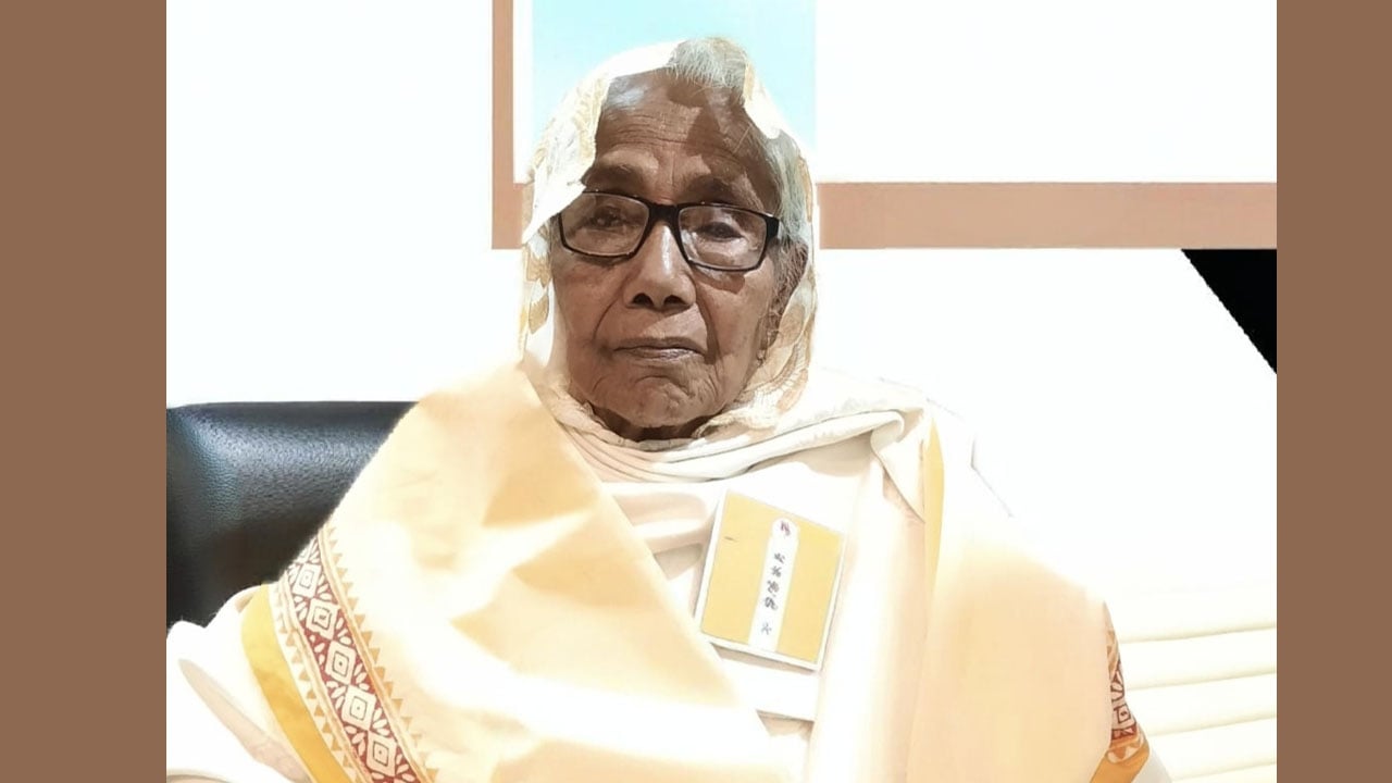 ‘শ্রেষ্ঠ অদম্য নারী’ পুরস্কার পেলেন দিনাজপুরের নূর বানু কবীর