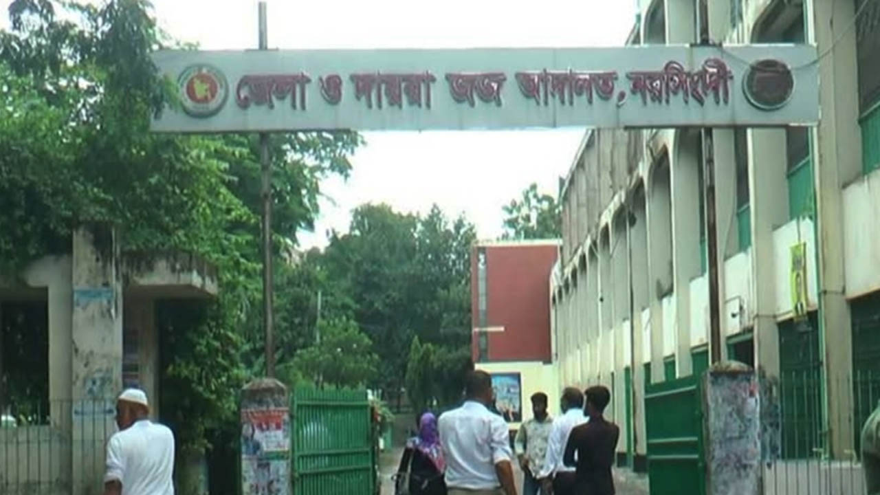 আদালতের কাঠগড়া থেকে আসামির পলায়ন