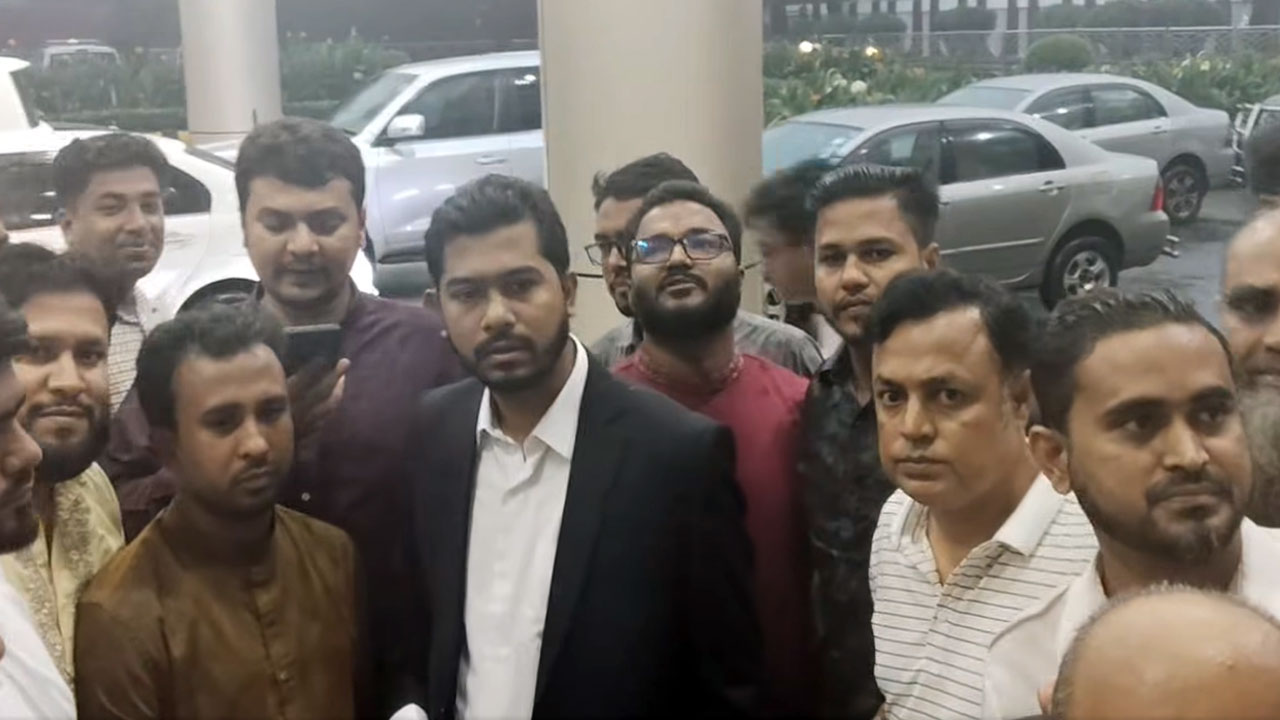 চিকিৎসার জন্য সিঙ্গাপুর গেলেন নুর