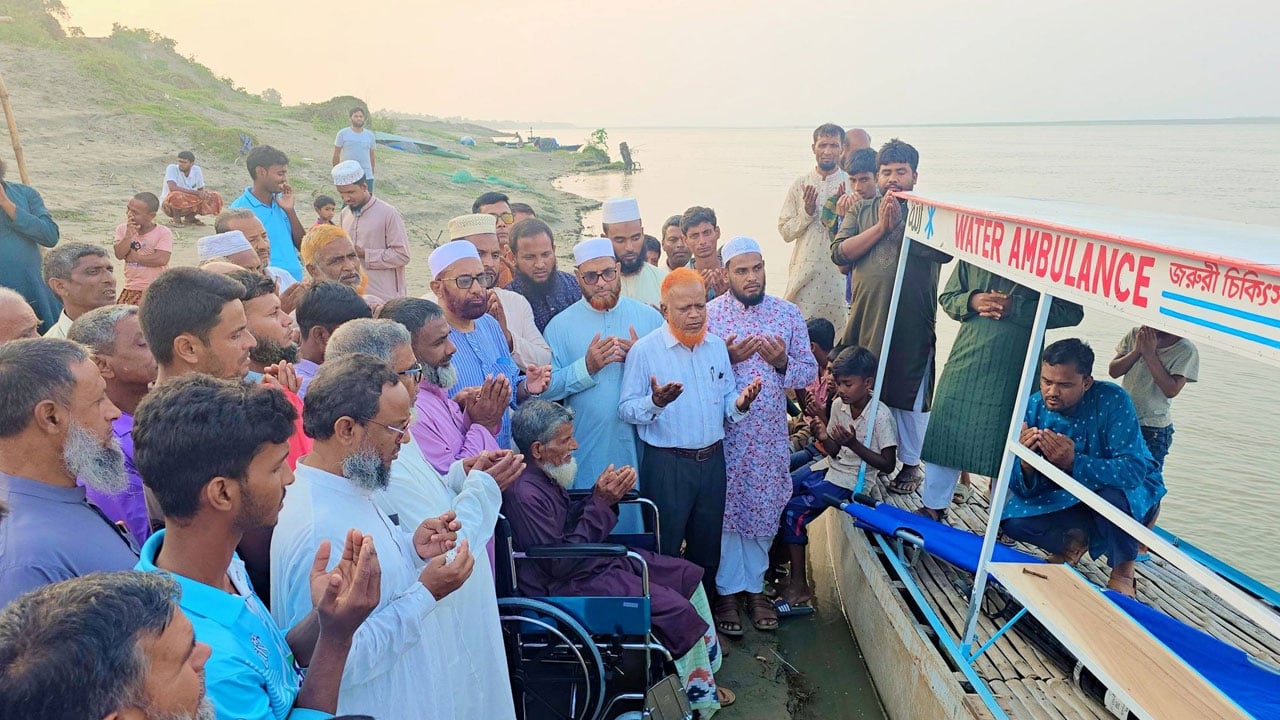 ফ্রি নৌ-অ্যাম্বুলেন্স সেবা চালু করলেন জামায়াত এমপি বুলবুল