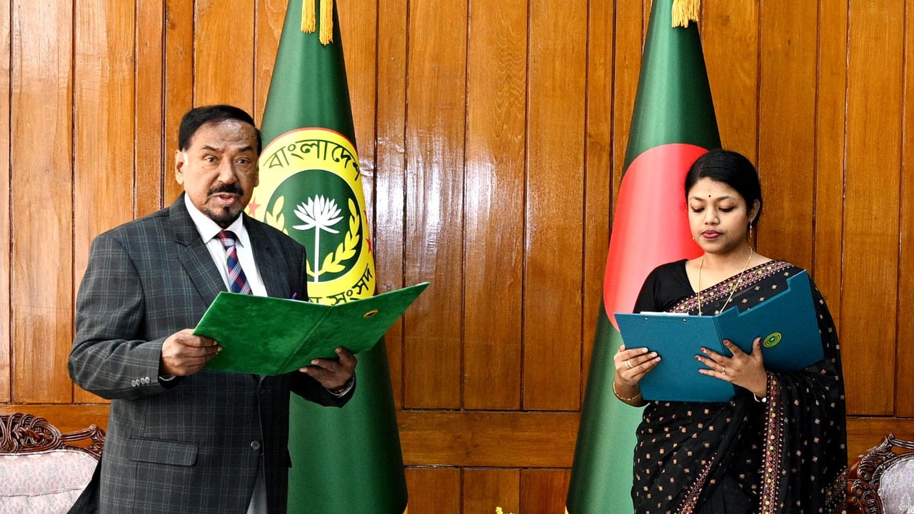 শপথ নিলেন এনসিপির নুসরাত তাবাসসুম