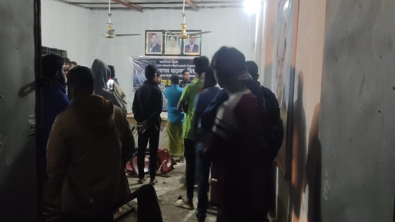 ফতুল্লায় স্বেচ্ছাসেবক দল নেতার কার্যালয়ে ভাঙচুর-গুলিবর্ষণ