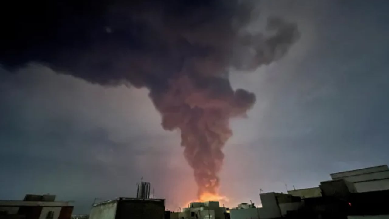 ইসরাইলি হামলায় ইরানের তেল শোধনাগারে ভয়াবহ আগুন