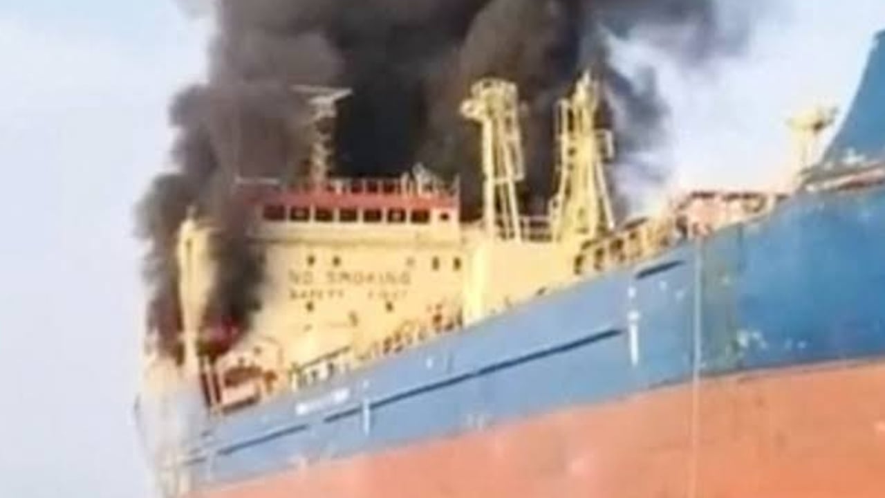 কুয়েতে উপকূলে তেলের ট্যাংকারে ভয়াবহ বিস্ফোরণ