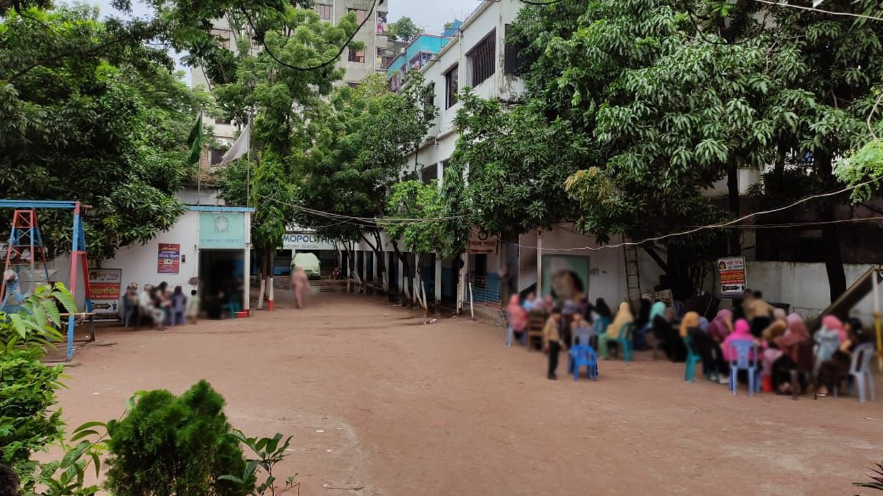 পুরান ঢাকায় ভোটকেন্দ্রে মিলল ১৫২টি ক্রিকেট স্টাম্প