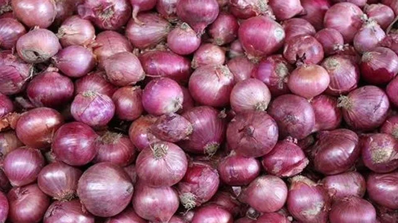 পেঁয়াজের কেজিতে বাড়ল ৩০ টাকা, উদ্যোগ নেই আমদানির